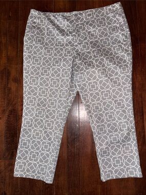 Worthington Gray Geometric Women’s Capris.